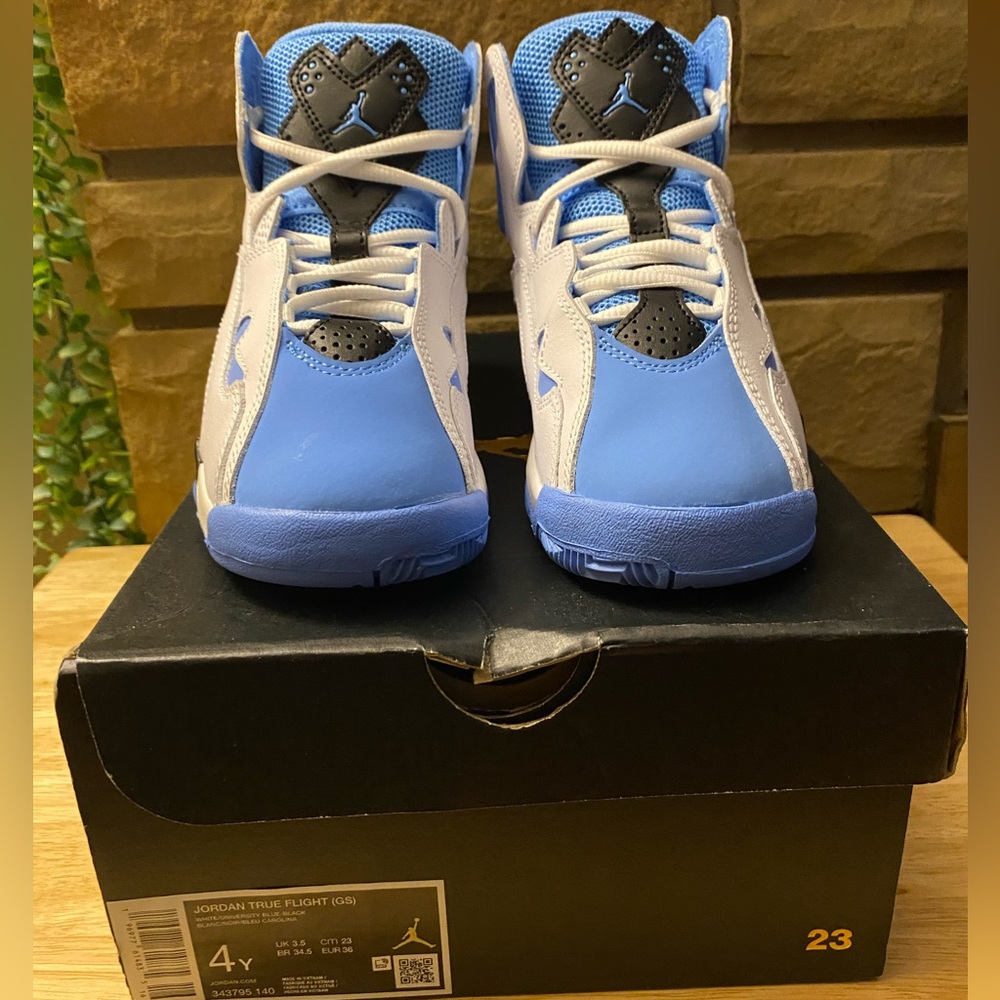 Jordan True Flight Grade School Sneaker